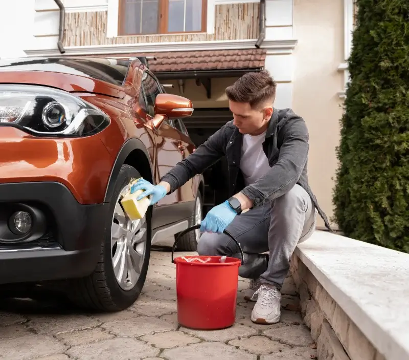 Lavage auto à domicile Charmont-en-Beauce : professionnel intervenant sur un véhicule